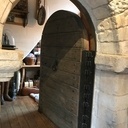 Une porte, un coté en noyer et l'autre en chêne vieilli.