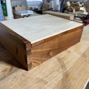 Boîte à charnière invisible