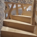 Escalier sur crémaillère à quart tournant.