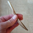 Petite cuillère en noyer avec sculpture de lettre et kolrosing.