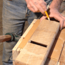 Le nivelage de la semelle au papier à ponçer