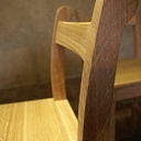 Une paire de chaises hautes