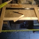 Une scie à cadre avec une lame pour tronçonner