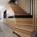 Cuisine et escalier en chêne massif et chêne brulé