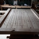 Porte cloutée à lames croisées