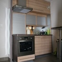 Après l'agence de voyage, une cuisine atypique avec une partie sous un escalier