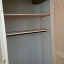 Un petit buffet accompagné d'une penderie