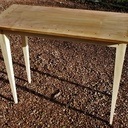 Console aux pieds gainés.