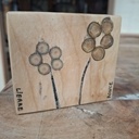 Petites fleurs dans un bout de bois