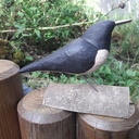 Oiseau sculpté dans une chute de tasseau