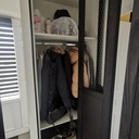 Placard d'entrée avec porte pliante avec grillage