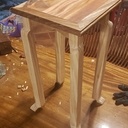 Petite table d'appoint avec pieds galbés