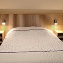 Tête de lit avec chevets suspendus