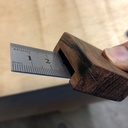 Un appui décolle l'aimant, et on peut faire glisser la butée