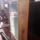 Boîte à vin transformée en vitrine des parfums