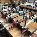 Un panier design en chêne pour chien