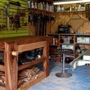 L'établi à gauche fraîchement terminé et la chaîne hifi, récemment récupérée, et protégée par un plexi