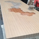 Table de salle à manger en Baubuche multilignes avec inclusion carrelage