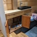 Petit meuble lave-main dans les WC