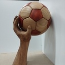 Main sculptée et ballon en bois