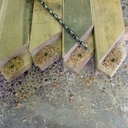 Après avoir pointé les tenons lors de l'assemblage à blanc, je perce à tire en désaxant de 2mm dans le sens du fil et vers l’arase.