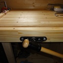 Gros plan sur la presse, avec les trous pour fixer les butées.