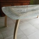 Table au piétement courbe et plateau de verre éclaté