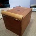 Une boite de rangement, mais pas que, elle se fait aussi support pour PC portable.