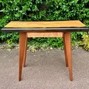 La petite table suturée