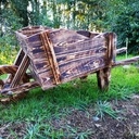 Brouette en bois brulé