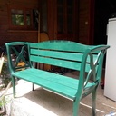 Banc fait avec 2 vielles chaises.