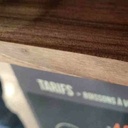 Étagère en noyer, inserts laiton