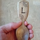 Petite cuillère en noyer avec sculpture de lettre et kolrosing.