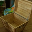 Coffre à jouets sculpté.