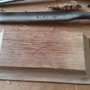 Assemblage en croix à mi-bois et moulures aux outils à main