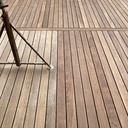 9ans après ponçage  à gauche sans saturateur , à droite avec saturateur.