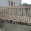 Passerelle extérieure en vieux chêne faite par des jeunes pousses