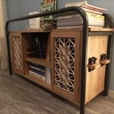 Meuble bas avec pieds de table recyclé.