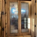 Volets intérieurs et portes avec vitraux