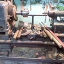 un vieux tour à métaux, retapé pour tourner le bois. Super stable!!! j'ai fais sauter les engrenages, rehaussé l'axe pour plus de diamètre, adapté une contrepointe, fabriqué des entraineurs, etc. Il tourne!