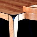 Bureau en merisier incrusté d'ébène, pieds gainés en quart de tour torsadés et cassetin