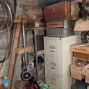 En face de l'établi, à droite.