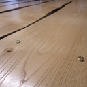 Bibliothèque en châtaigner et caisses de vin