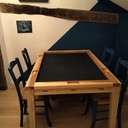 La pièce offre tout juste la place pour cette grande table de 1x1,5m
