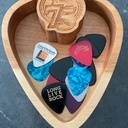 Bol en forme de pic de guitar pour mon garçon.