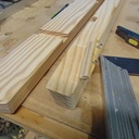 un petit défaut sur le montant d' échelle qui ne se verra plus pièce dans le fil du bois