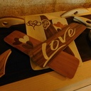 Marques pages bois et accessoires de lecture une main