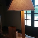 Une lampe de bureau bien organisée ou un organisateur de bureau éclairé