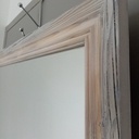 Miroir au cadre craquelé