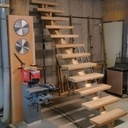 Escalier droit a limon central en chêne rouge .